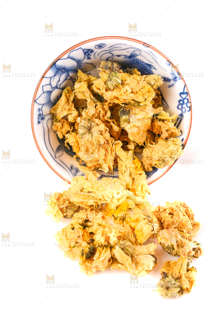 一碗干菊花放在白底上