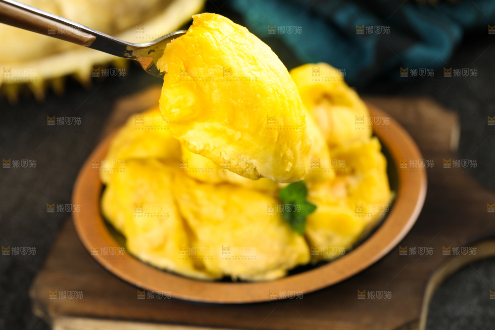 深底上的榴莲果肉