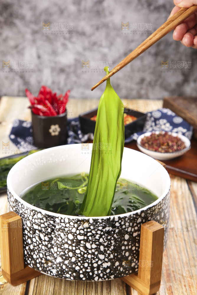 筷子上夹着小海带芽