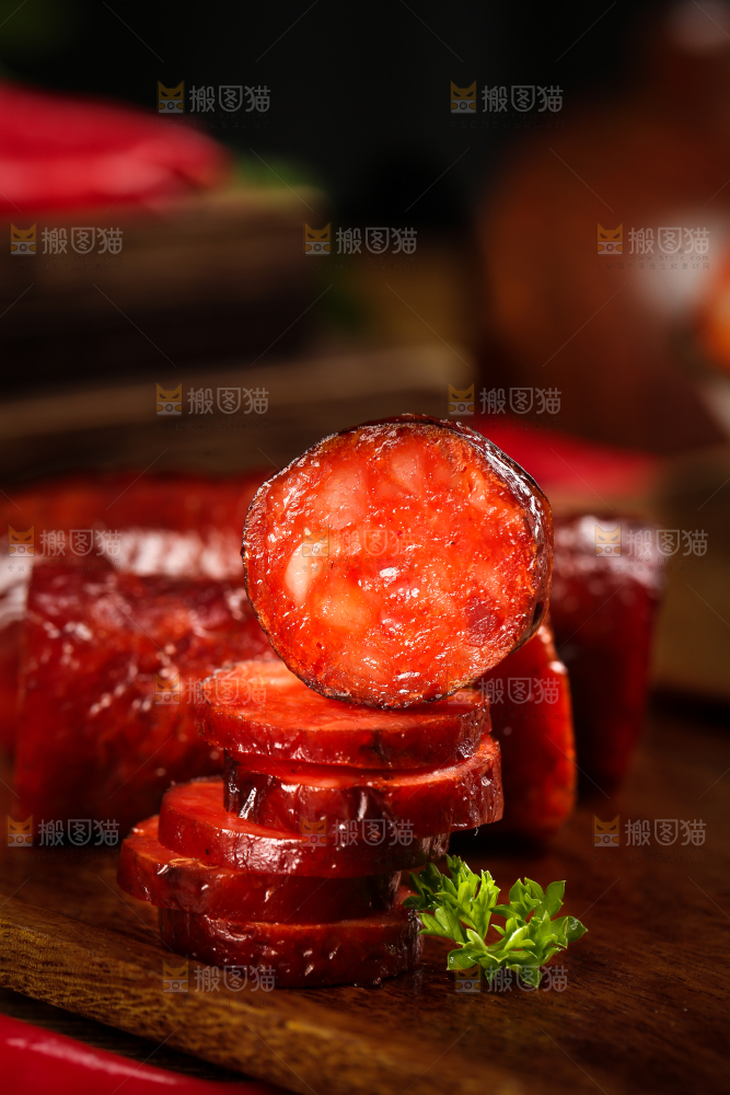 木板上摆放着烟熏香肠