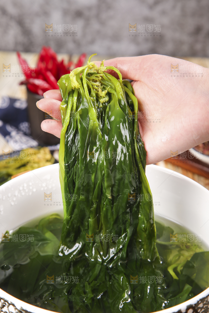 手里拿着小海带芽
