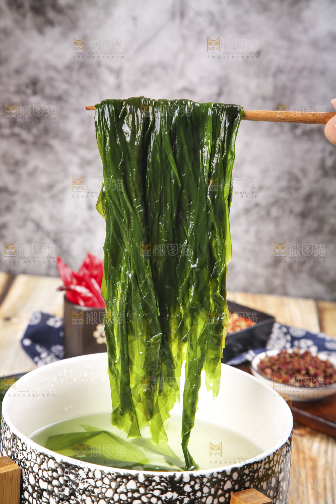 手里拿着小海带芽