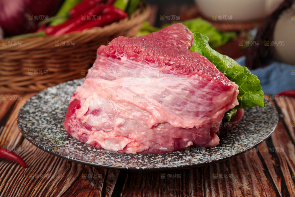 盘子里装着牛腿肉