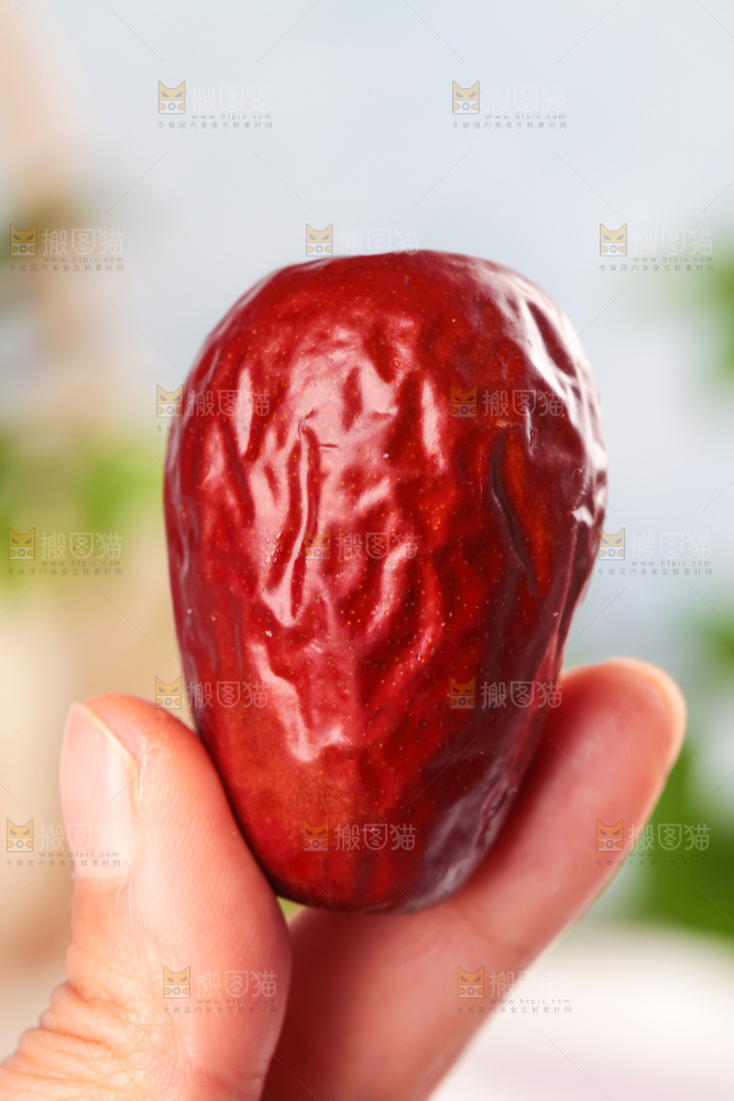 手里拿着什锦枣夹核桃