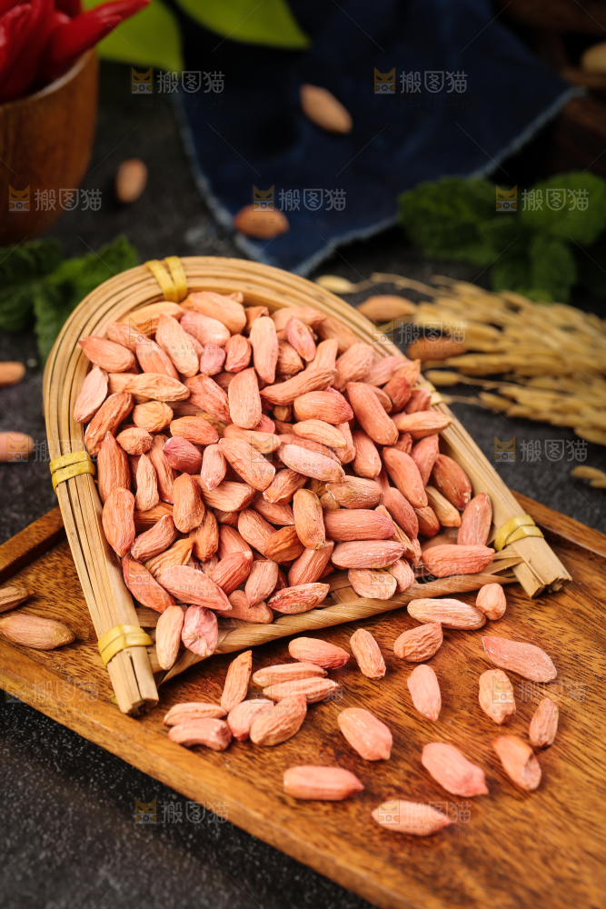 木板上放着小瘪子花生米