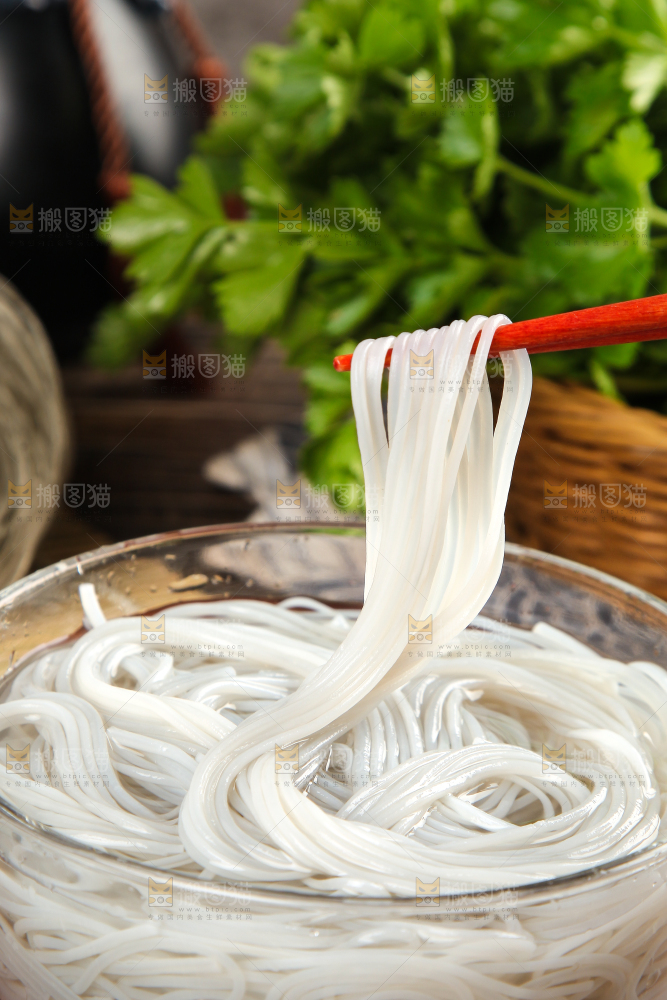 筷子夹着红薯粉