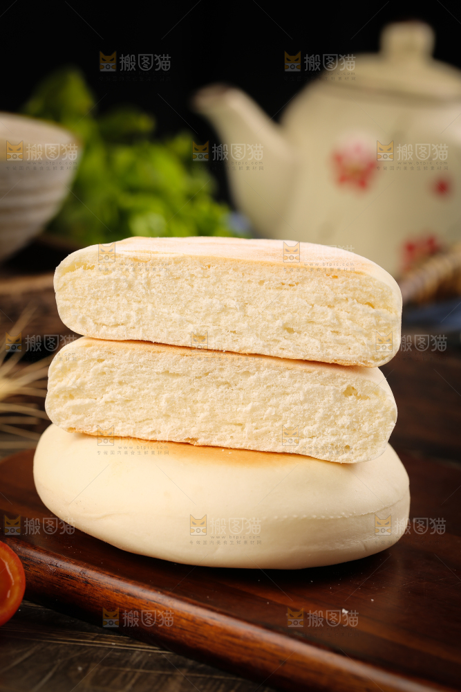 盘子里装着奶香饼