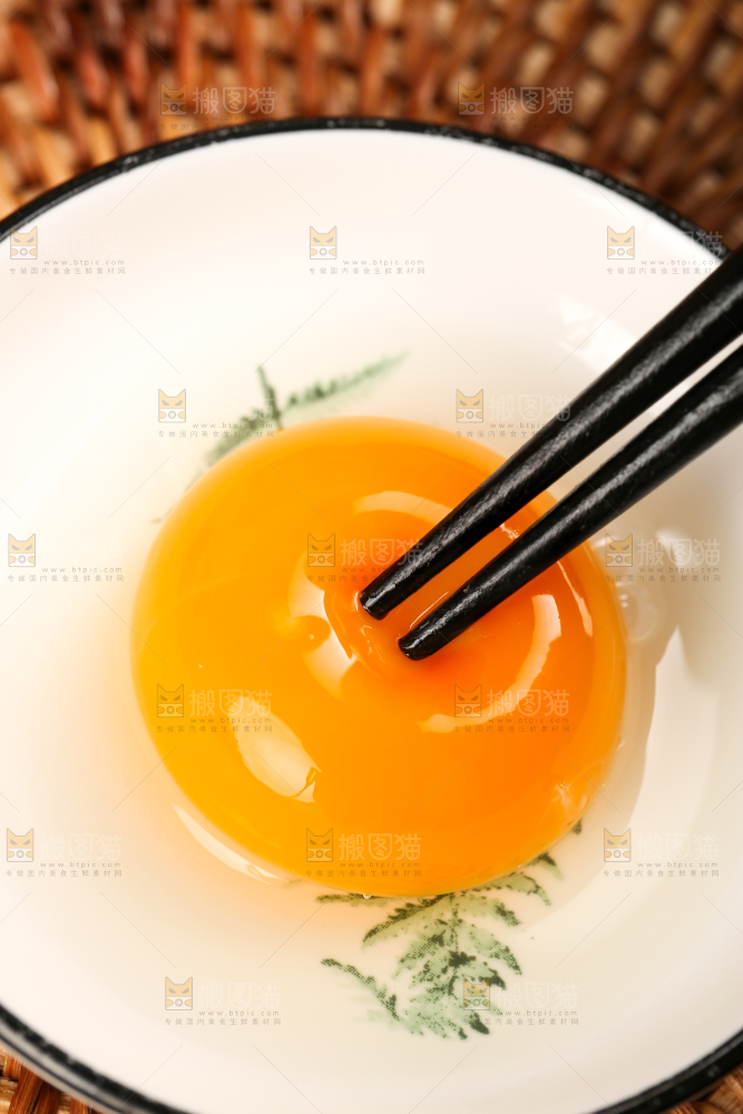 竹底上的鸡蛋黄