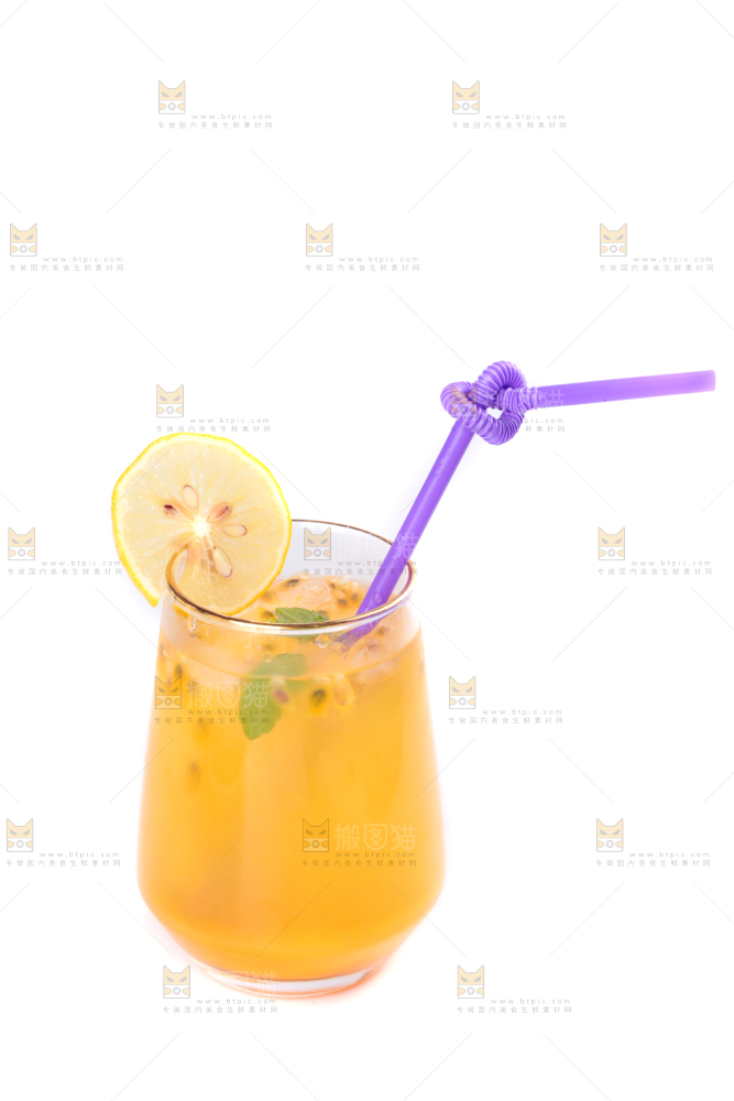 杯子里装着百香果汁