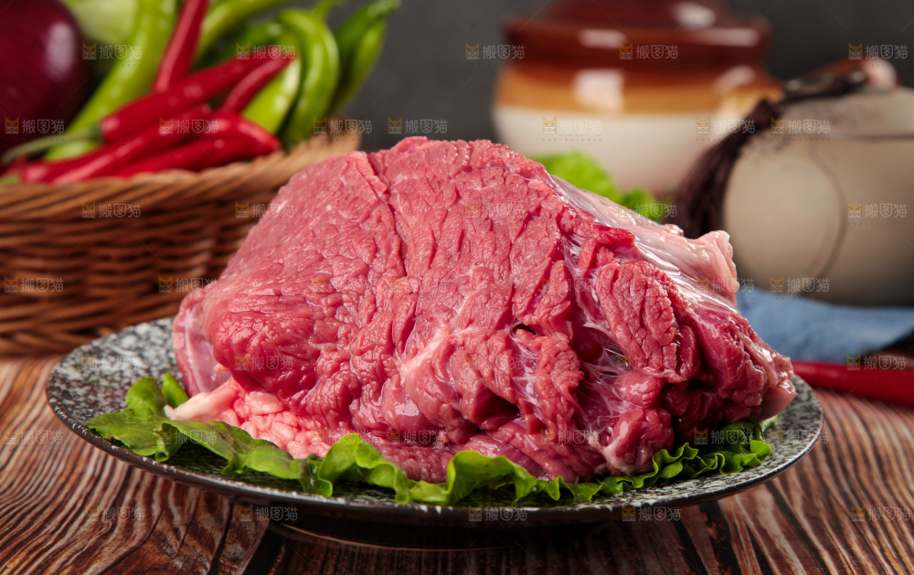 盘子里装着牛腿肉
