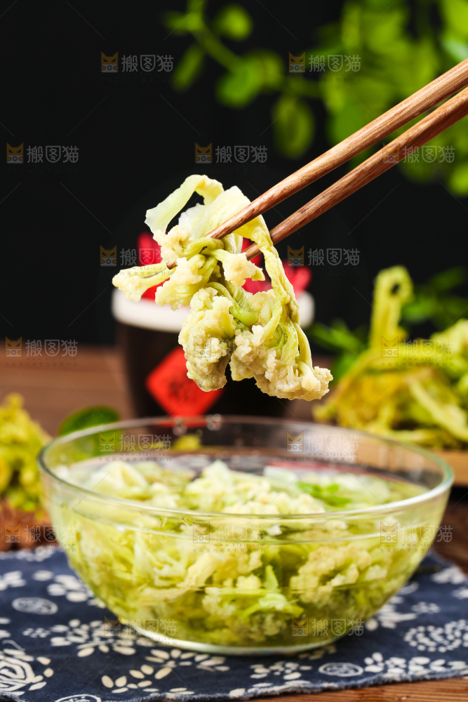 筷子夹着干花菜
