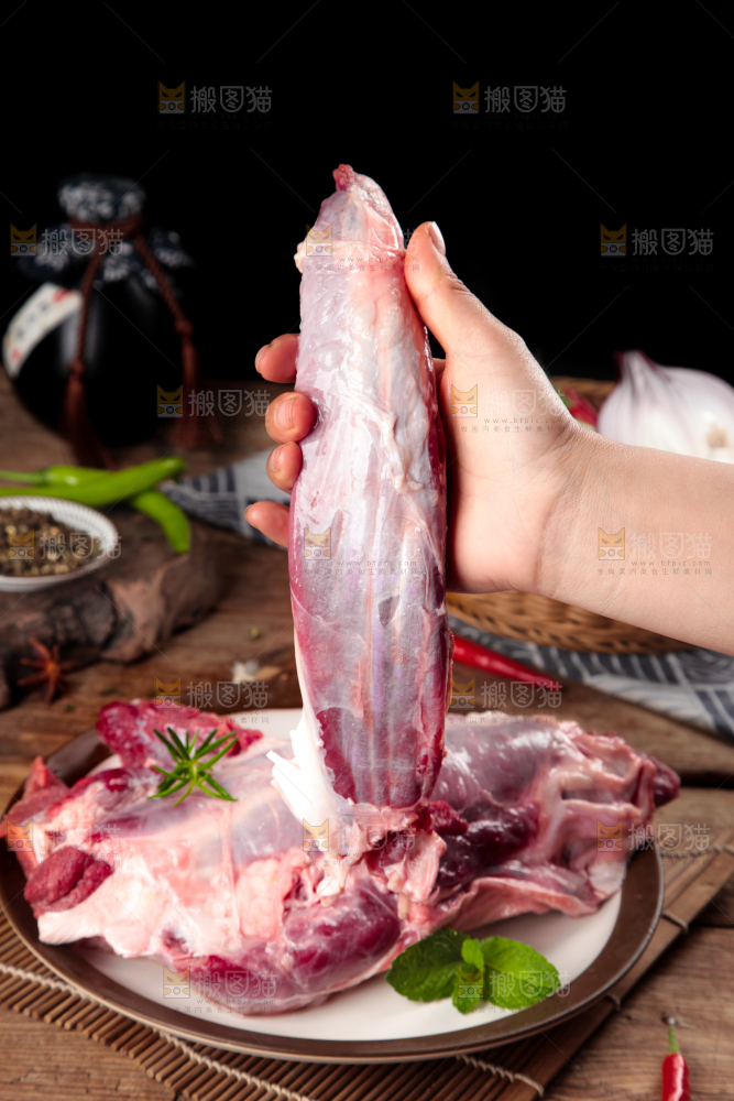 手里拿着新鲜牛肉