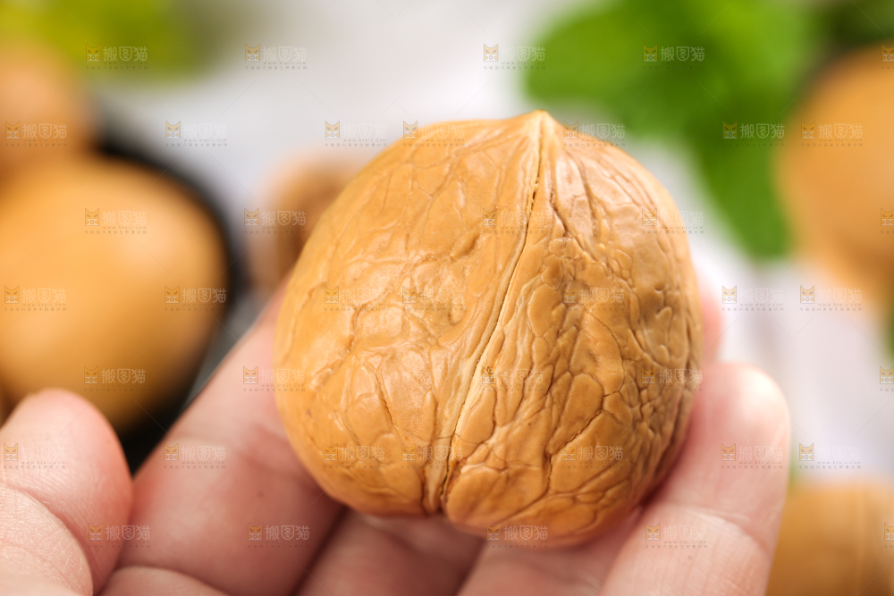 手拿核桃