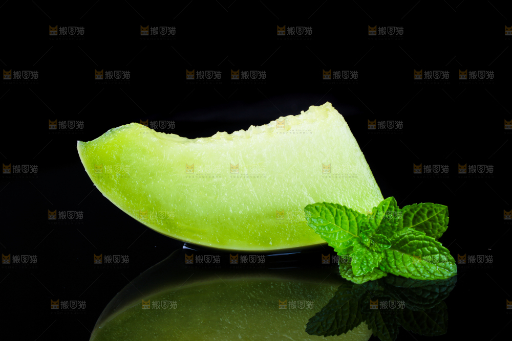 切开的新鲜玉菇甜瓜放在黑底上