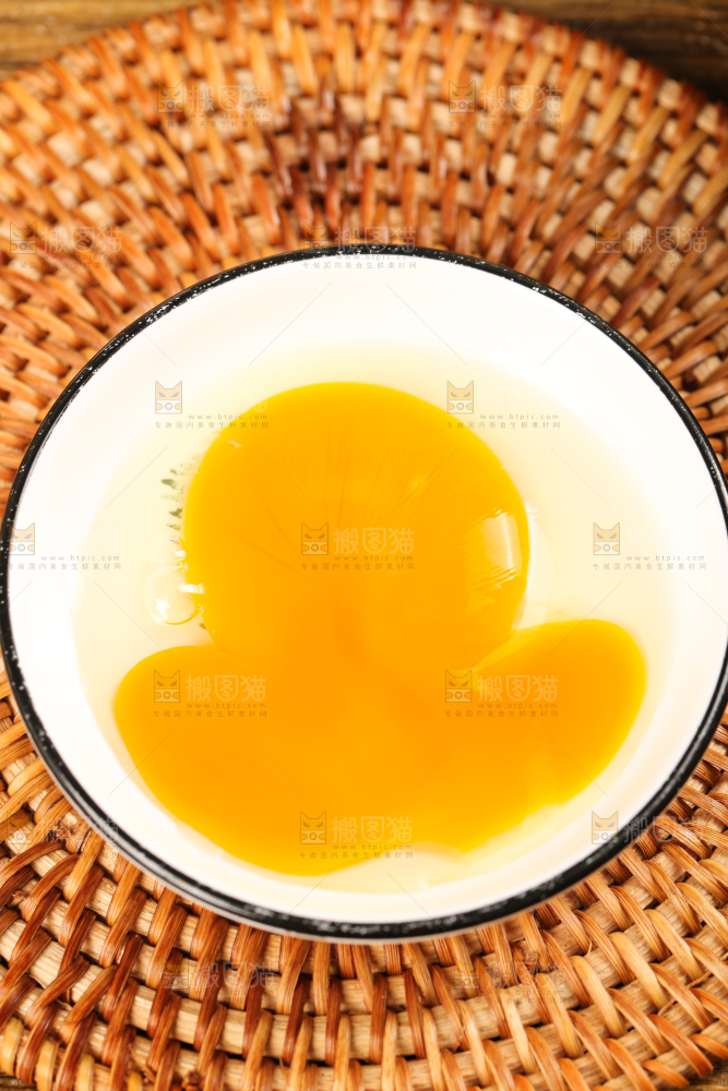 竹底上的鸡蛋黄