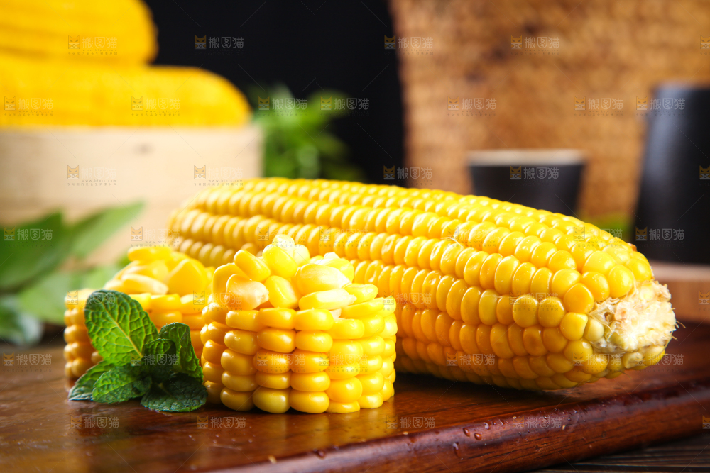 木板上的东北玉米