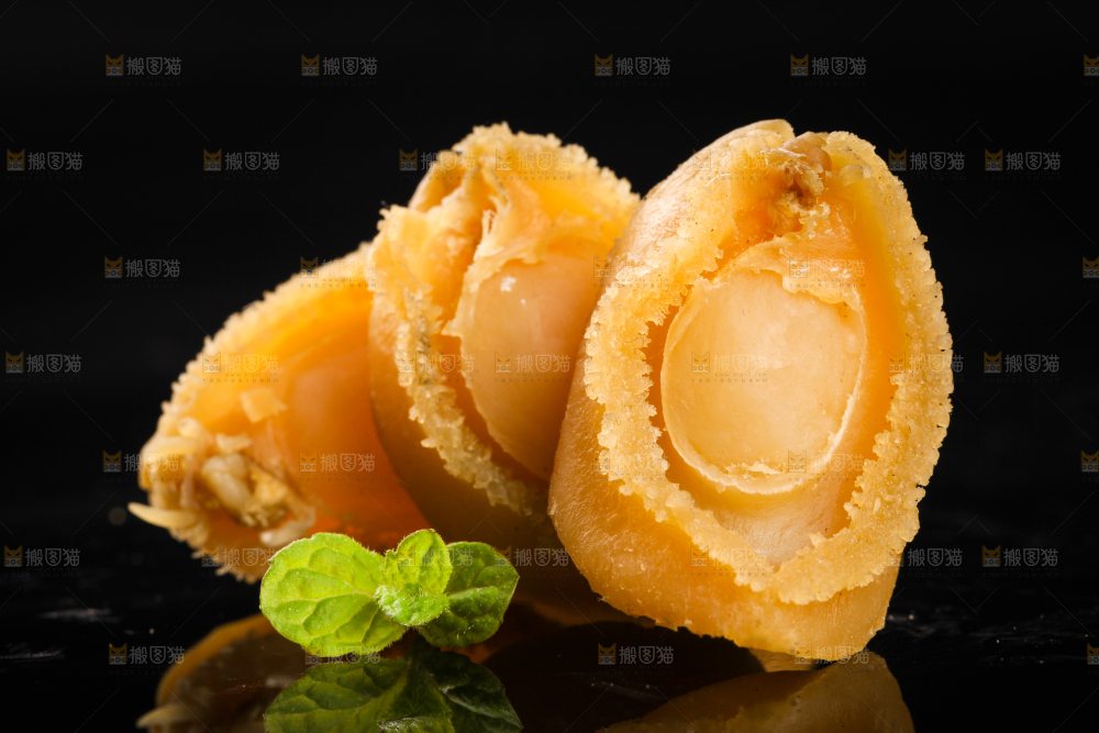 黑底上放着鲍鱼干