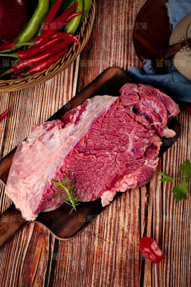 盘子里装着牛腿肉