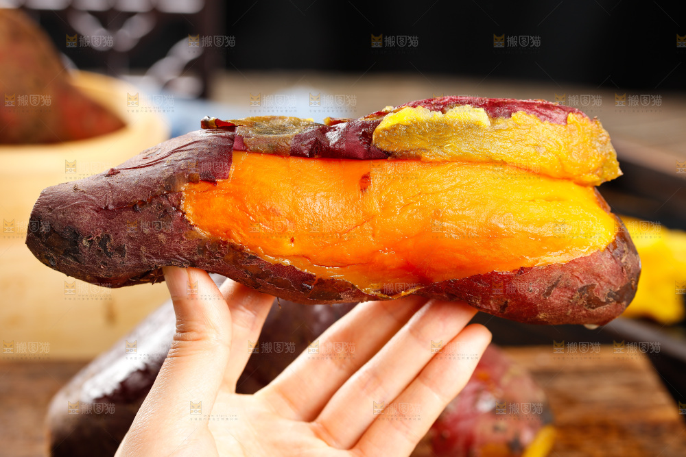 手里拿着红心地瓜