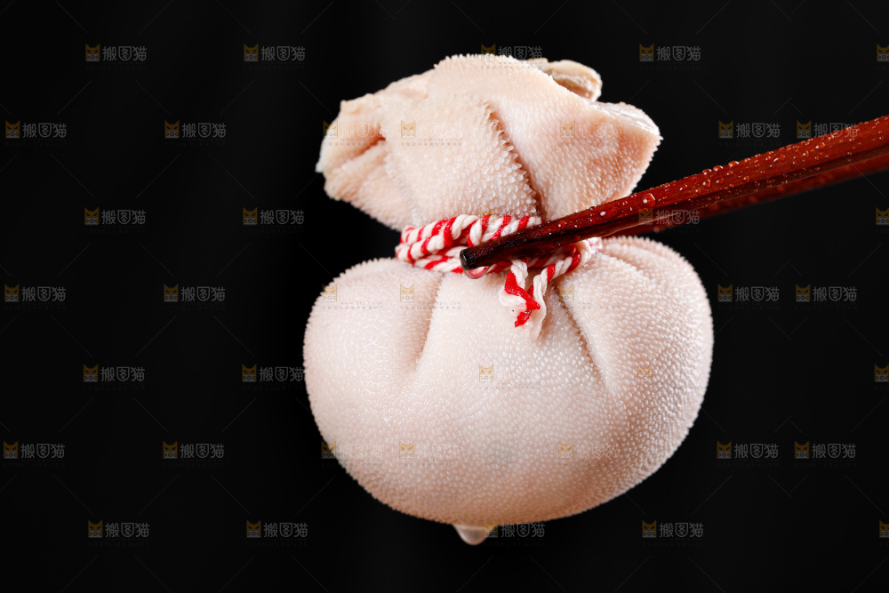 筷子夹着肚包肉
