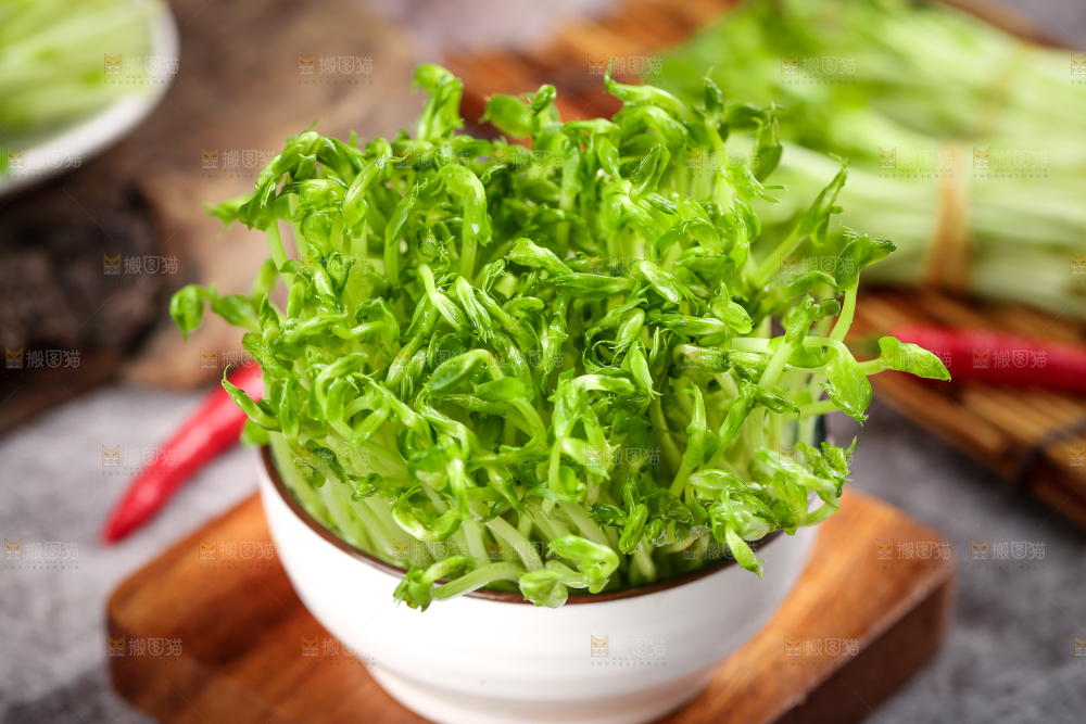 碗里装着豌豆芽菜