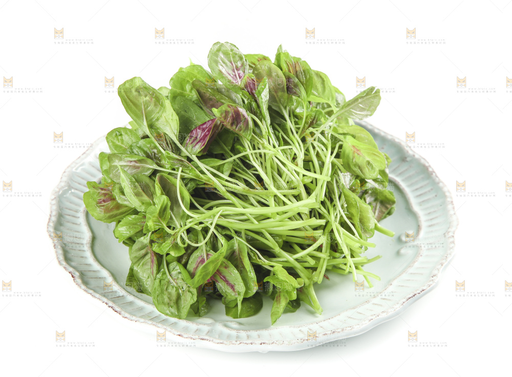 白底上放着一盘红苋菜