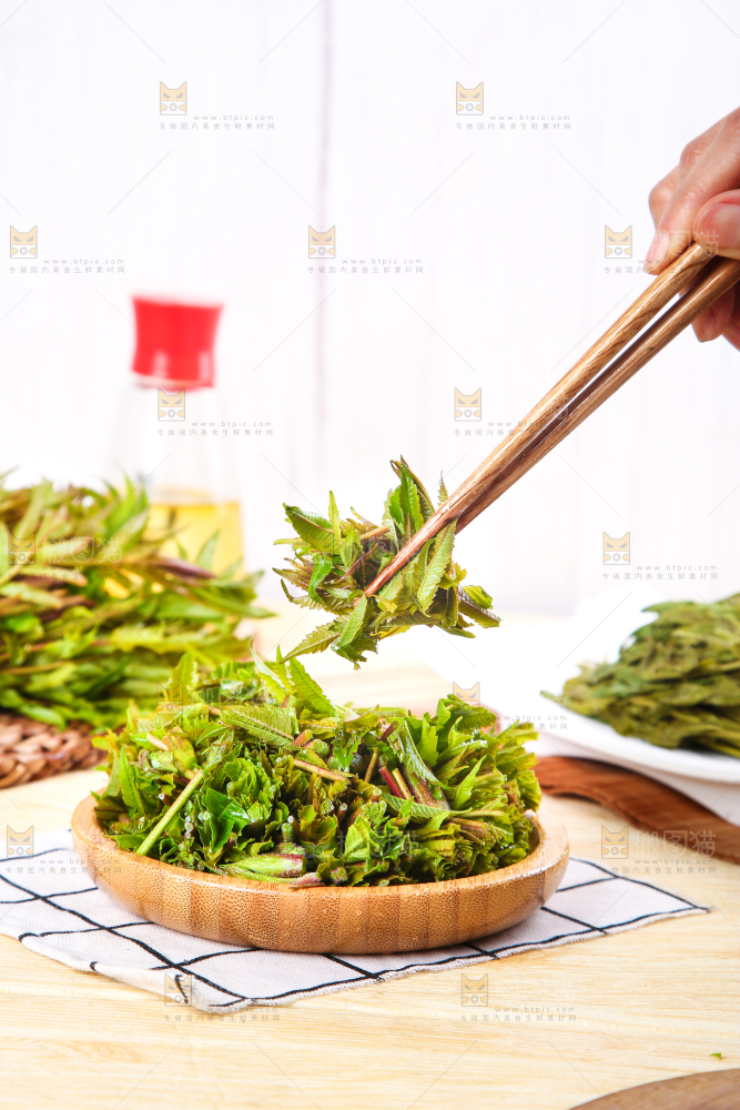 筷子夹着香椿芽