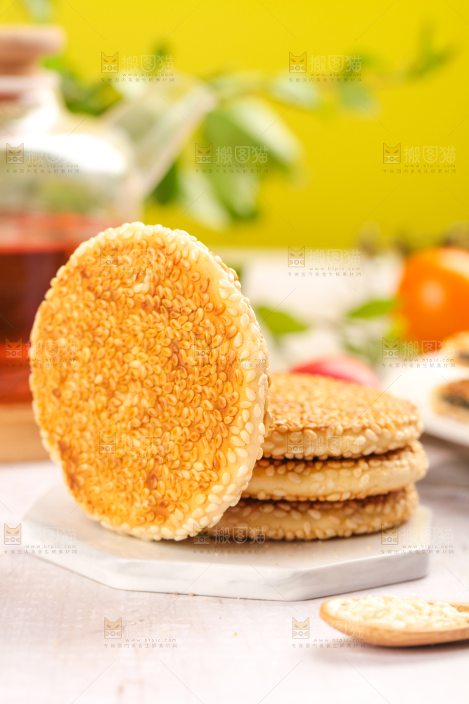 石板上放着芝麻馅饼