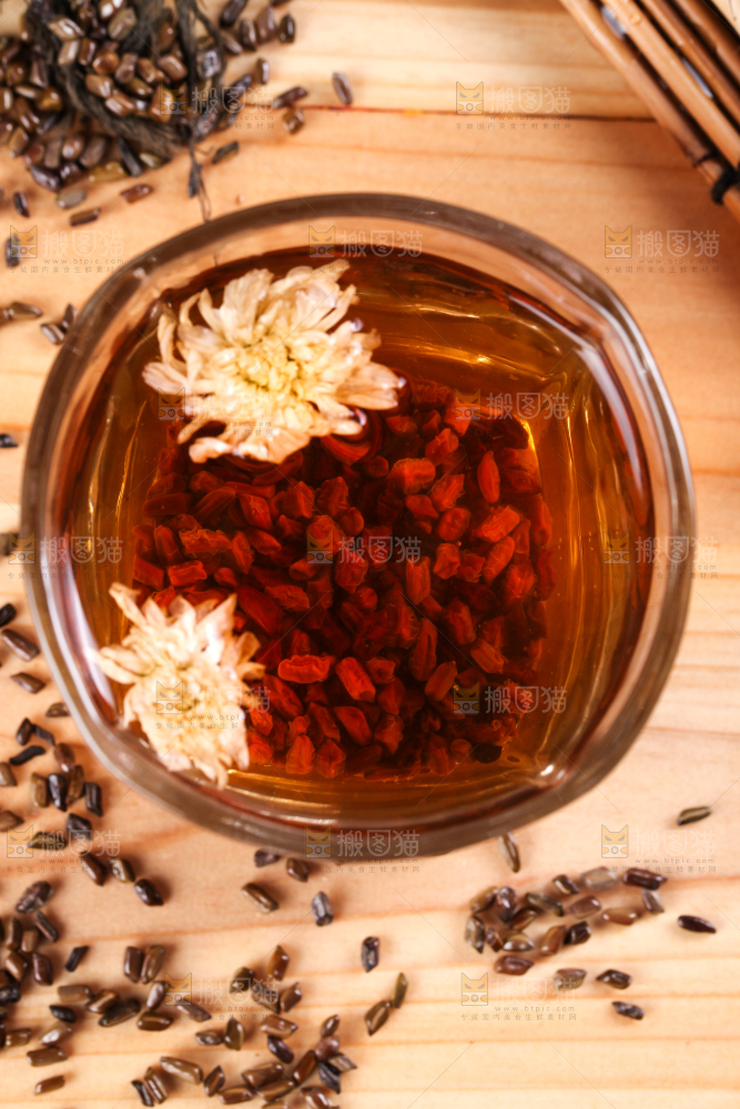木底上放着一杯决明子茶