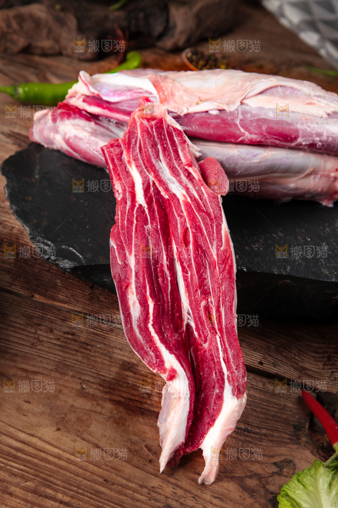 木板上放着牛腱子肉