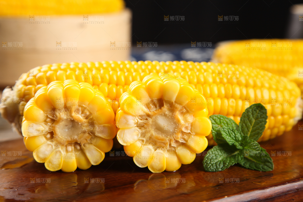 木板上的东北玉米