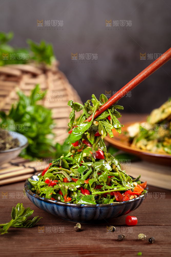 筷子夹着凉拌花椒芽