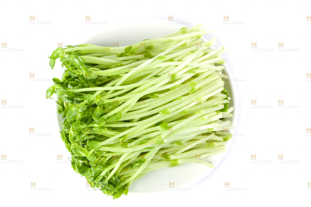 盘子里装着新鲜豌豆芽