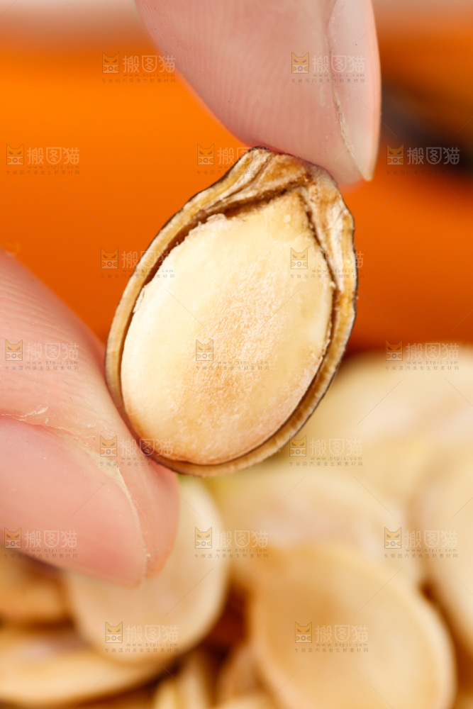 手拿西瓜子