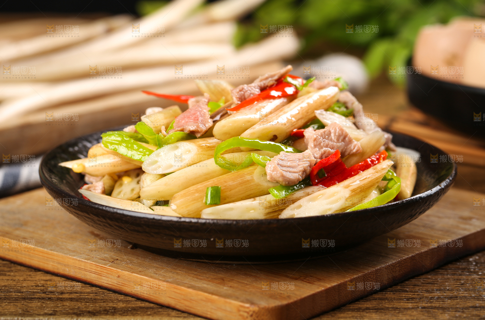 盘子里装着藕带炒肉