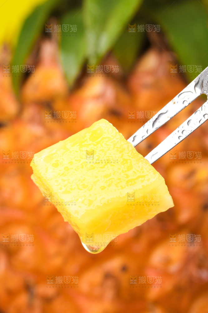 叉子上叉着凤梨果肉