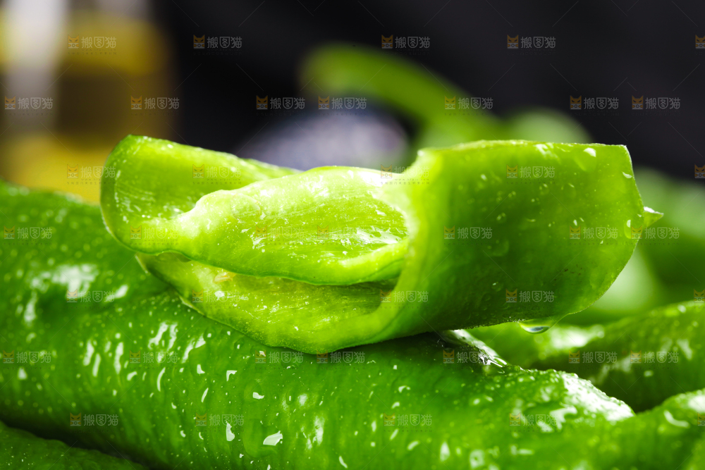 木板上放着陕西螺丝椒