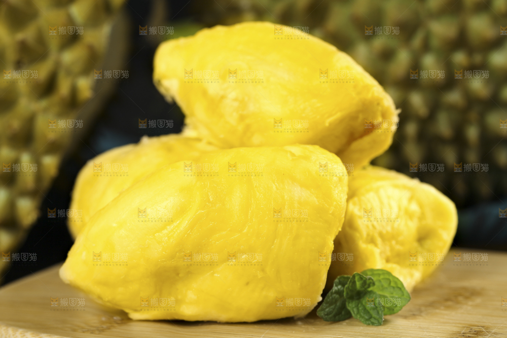 木板上放着榴莲果肉