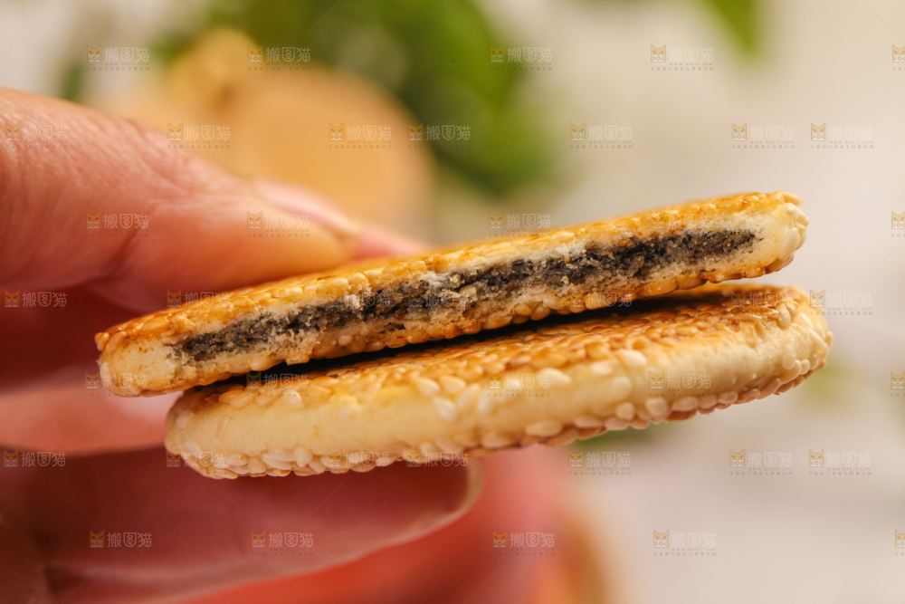 手里拿着手工芝麻饼
