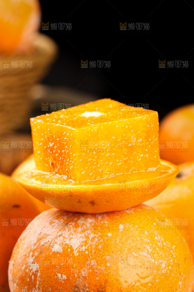 切开的广西茂谷柑放在黑石板上