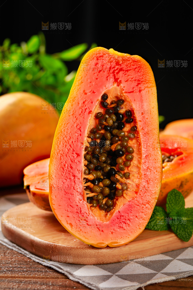 木板上的雷州红心木瓜