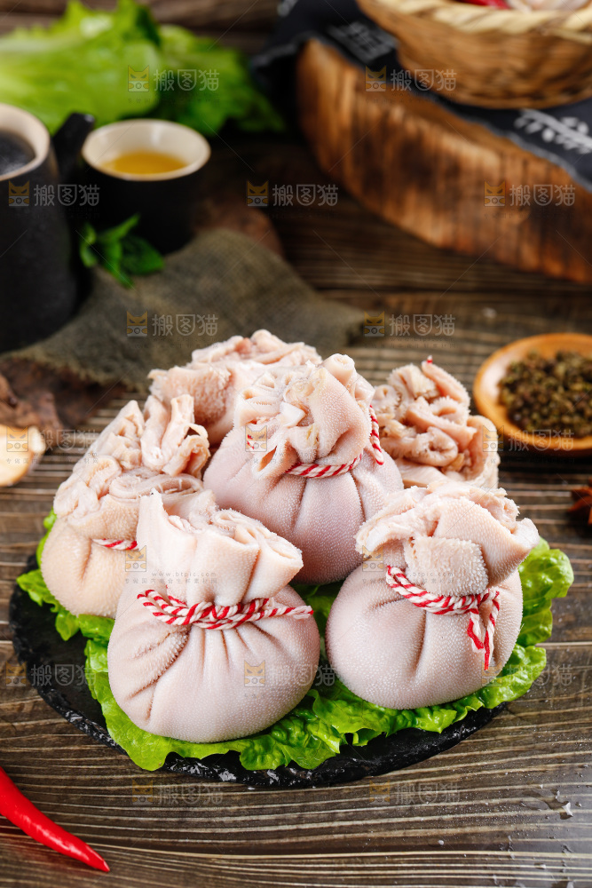 黑石板放着羊肚包
