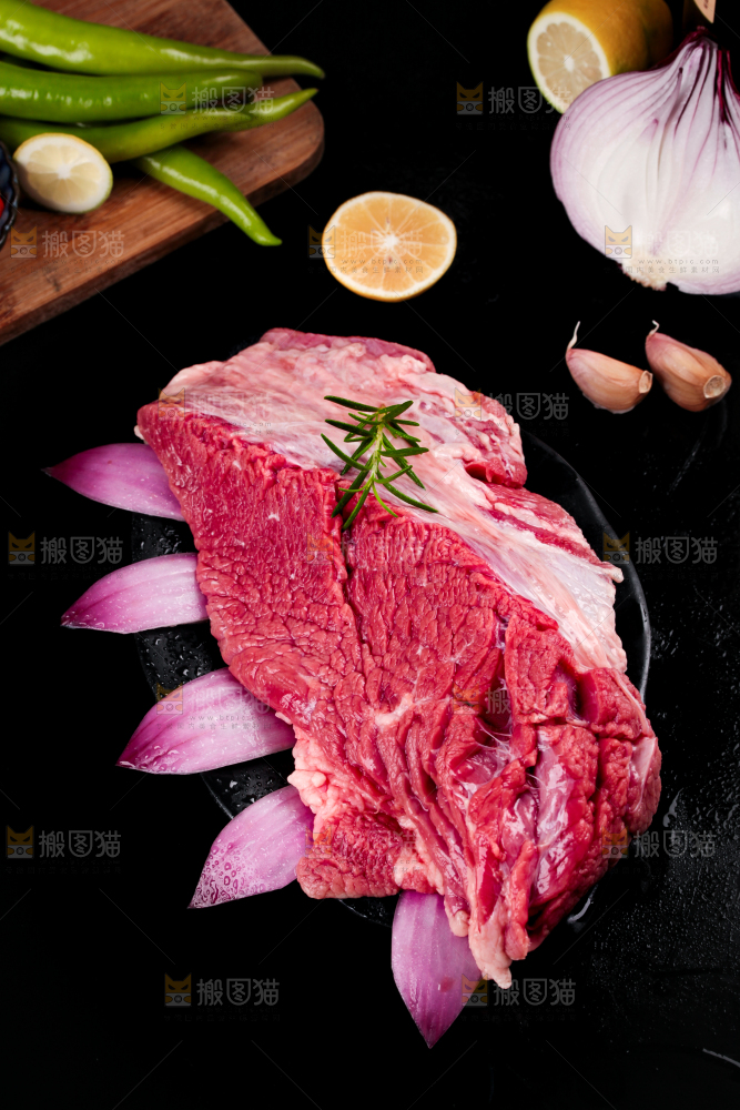 盘子里装着牛腿肉
