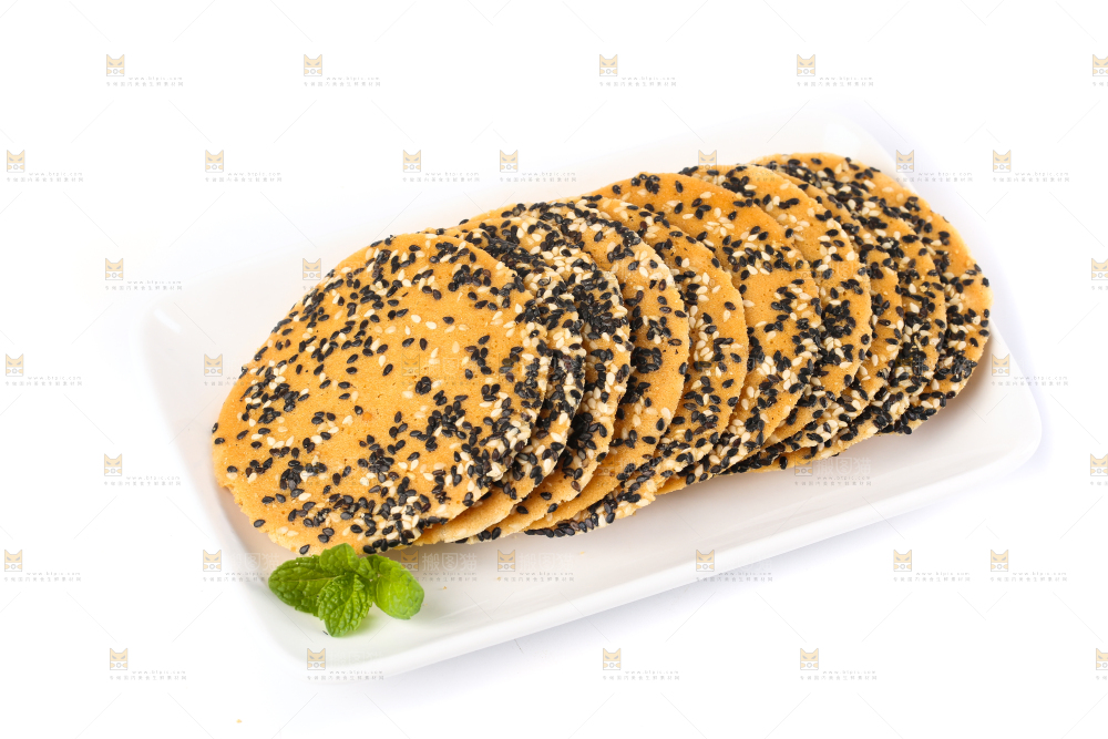 盘子里装着炭烤芝麻饼