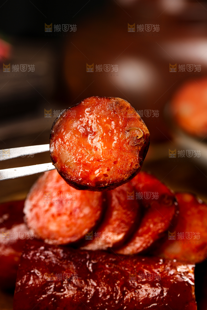 叉子上叉着熏肉肠