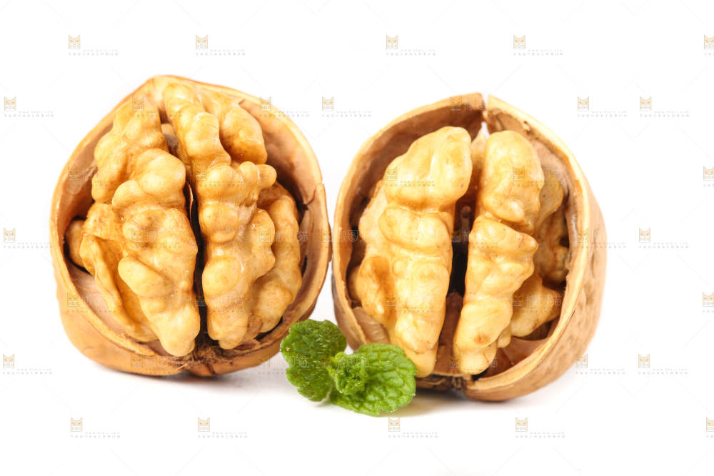 白底上剥开的薄壳核桃