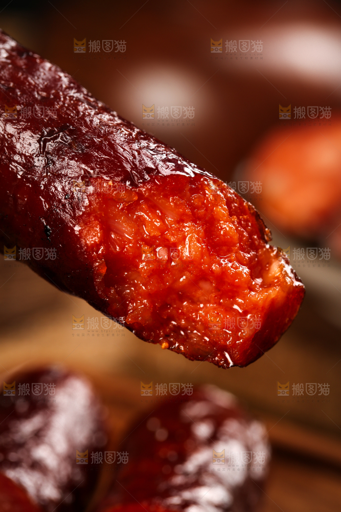 木板上摆放着烟熏香肠