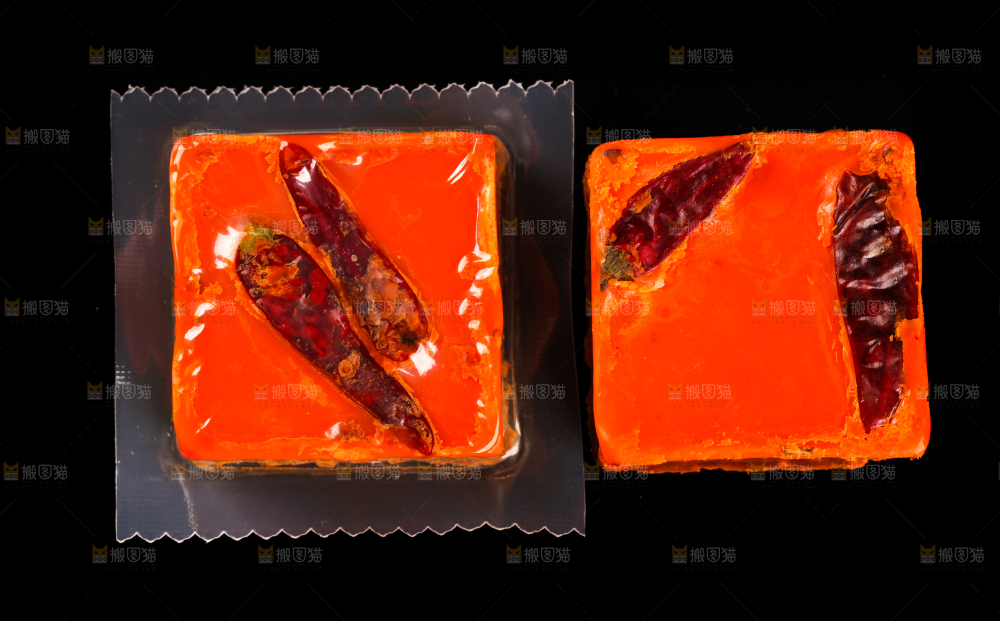 黑底上的香辣火锅料