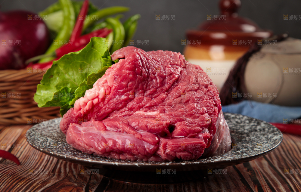 盘子里装着牛腿肉