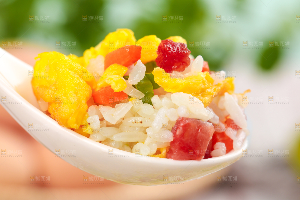 勺子里的蛋炒饭